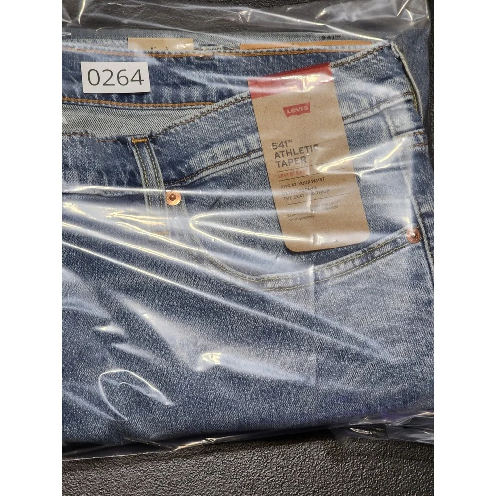 Levi's 541 Athletic Taper Stretch Jeans 38x30 Light Wash Blue